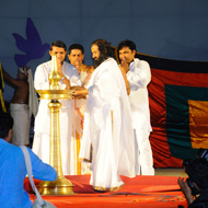 sri sri ravishankar lighting the lamp