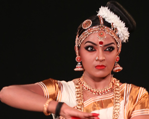 Mohiniyattam - Kathakali School - Center for Performing Arts & Culture
